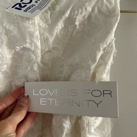 🌻 Sleeveless Embroidered Button-Up Blouse🌻 - Picture 3 of 7